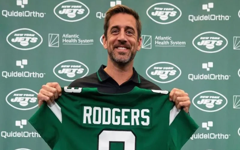 Read more about the article Aaron Rodgers Breaks Silence on Family Estrangement in Revealing New Book